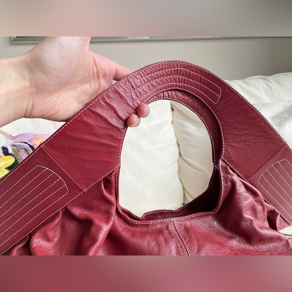 Leather slouchy oversized burnt red shoulder bag with studs - Picture 15 of 15